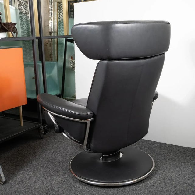 "Jazz" Adjustable Leather Recliner and Ottoman Set by Ekornes For Sale In New York - Image 6 of 10