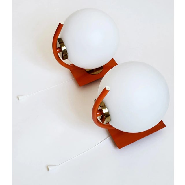 Schlichte mid-century modern Wandlampen der Firma Molecs, Wien, aus den 1960er Jahre. Ein Kugelschirm ist etwas kleiner im...