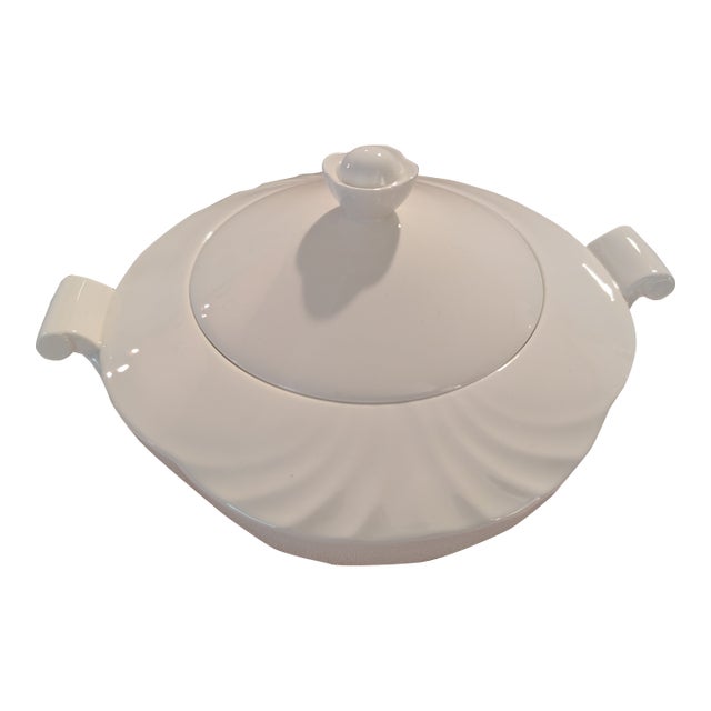 1980s Villeroy & Boch "Arco Weiss" 2.5 Qt Covered Vegetable/Tureen For Sale