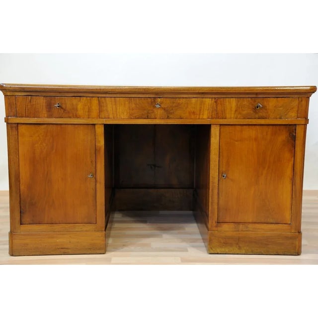 Desk from the center in solid walnut biondo.Tre lastronati drawer fronts and two lateral compartments with internal shelf,...