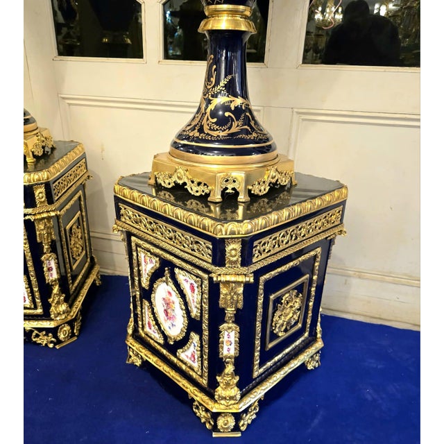 1990s Sevres-Style Midnight Blue Porcelain Vase on Pedestal With Gold Leaf Details & French Court Scenes For Sale - Image 5 of 9