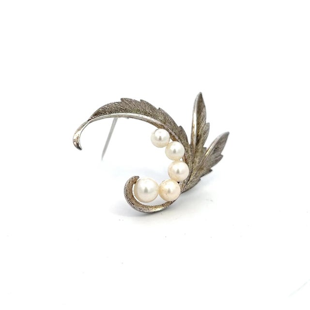 1990s Mikimoto Estate Akoya Pearl Brooch Pin 5-7 mm Silver For Sale - Image 9 of 10