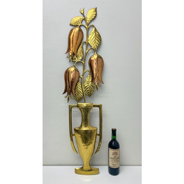 Large brass and copper wall decoration from Belgium, 1970-1980 period. It represents a vase with flowers, very decorative...