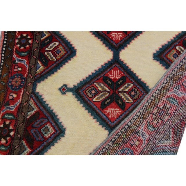 Vintage Hand-Knotted Wool Runner Rug – 2.6 X 9.9 Ft – Ivory Red For Sale - Image 4 of 8