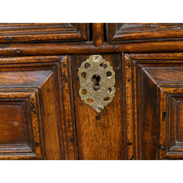 English 1810s George III Period Geometric Front Oak Chest with Five Drawers For Sale - Image 4 of 12