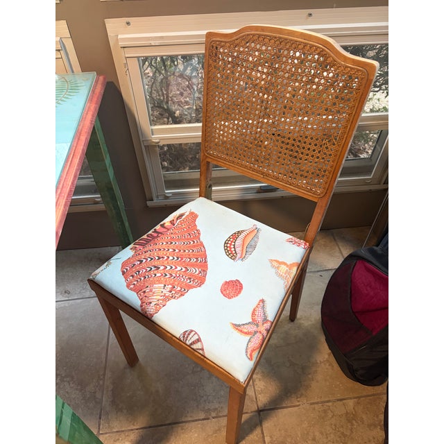 1940s Vintage Mid-Century Leg-O-Matic Folding Game Table & 3 Cane Back Chairs Set (Mcm / Coastal Chess & Checkers) For Sale - Image 5 of 18