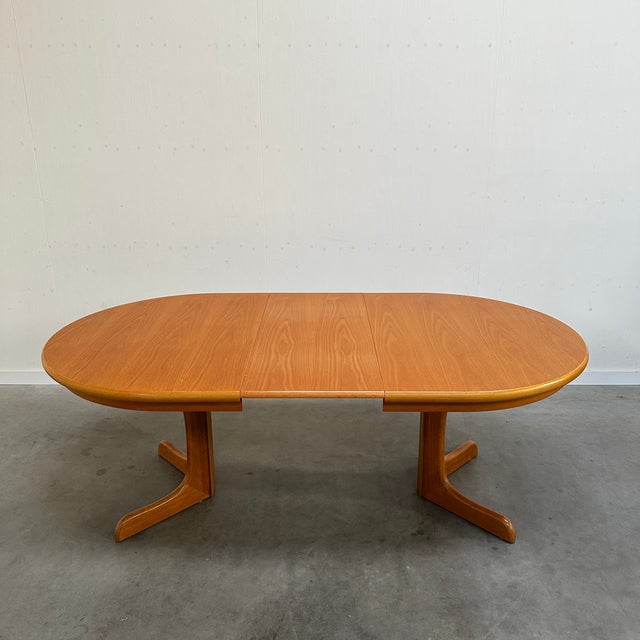Mid-Century Modern Extendable Dining Table in Oak, in Good conditions. Designed 1960 to 1969