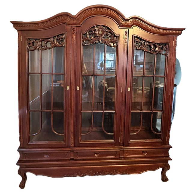 You can breathe life back into any room in your home with the help of this gorgeous Chippendale style mahogany china...