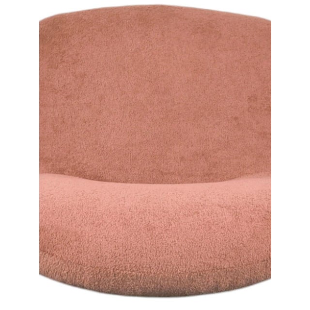 The iconic Alky armchair designed by Giancarlo Piretti in the late 1960s features soft, enveloping lines that make it one...