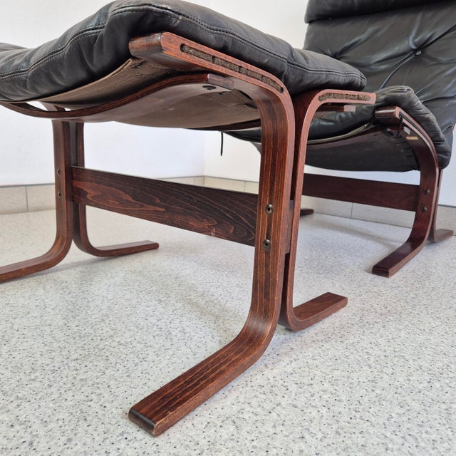 Set of Mid-Century Black Leather Siesta Chair and Ottoman by Ingmar Relling for Westnofa, 1960s For Sale - Image 9 of 11