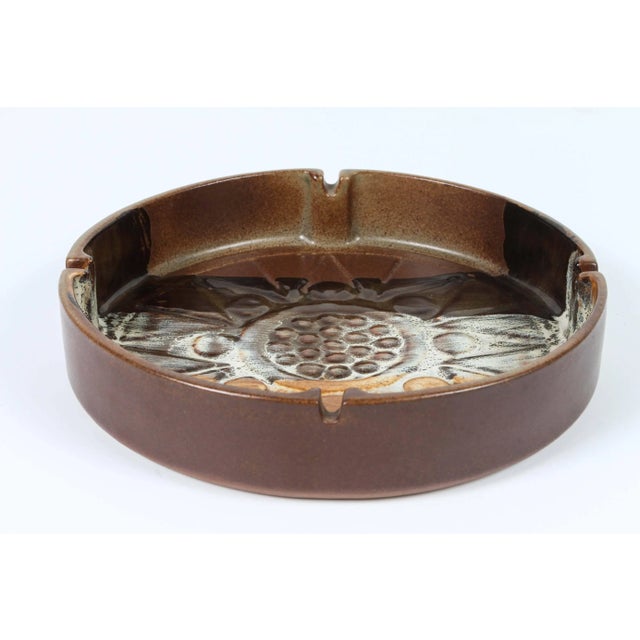 Mid 20th Century Large Vintage Brown Round Ceramic California Studio Cigar Ashtray Catchall For Sale - Image 5 of 7