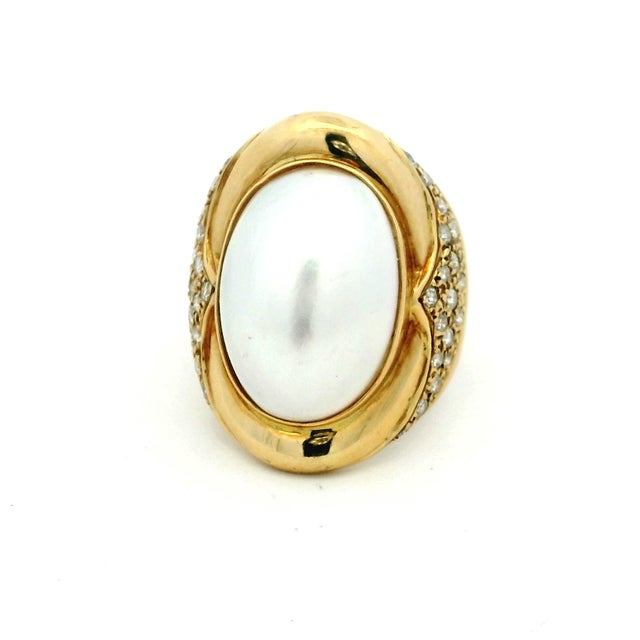 1980s Vintage Italian 18k Gold Mabe Pearl Diamond Bombe Ring, Size 7 For Sale - Image 5 of 9