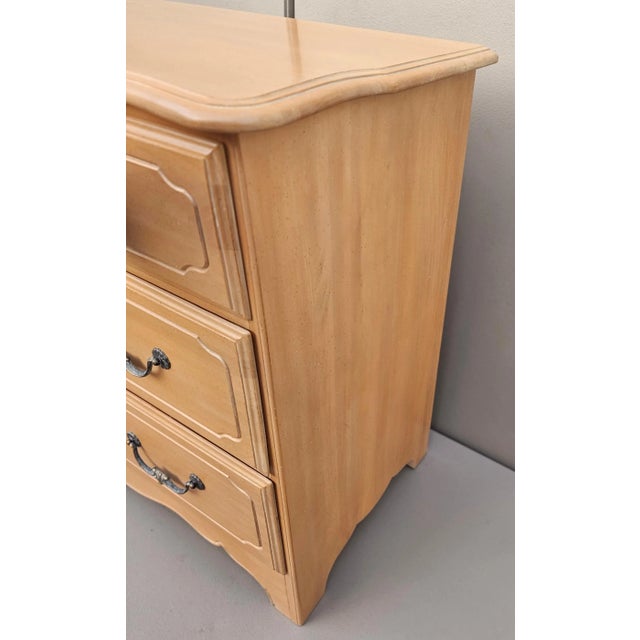 1990s Ethan Allen French Country Dresser Bachelors Chest of Drawers Console Bisque For Sale In Philadelphia - Image 6 of 12