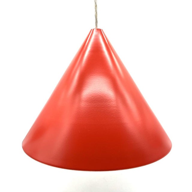 This large-format pendant lamp is an icon of scandinavian mid-century design. Its simple yet powerful conical shape is...
