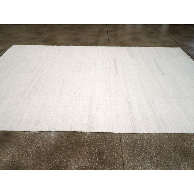 Galerie Shabab Collection Mid-20th Century Handmade Turkish Flatweave Kilim Room Size Carpet For Sale In New York - Image 6 of 10