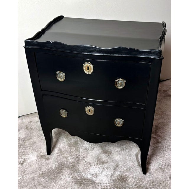 French Louis XV Style Black Lacquered Walnut Chest of Drawers With Bronze Decorations For Sale - Image 3 of 12