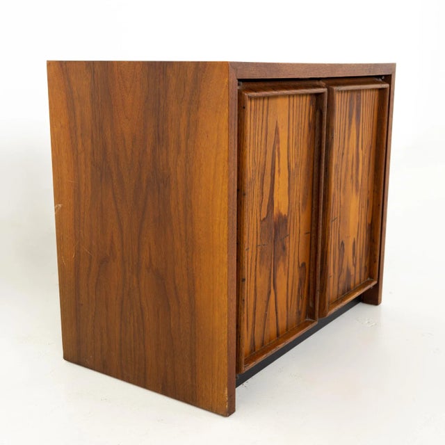 Wood Dillingham Mid Century Pecky Cypress Nightstands - Pair For Sale - Image 7 of 13