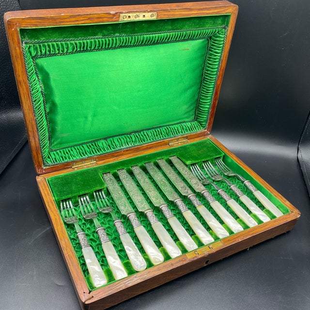Late 20th Century Mother of Pearl Handled Dessert Serviced for 6 w/ oak box English Manor - 12 pcs For Sale - Image 4 of 11