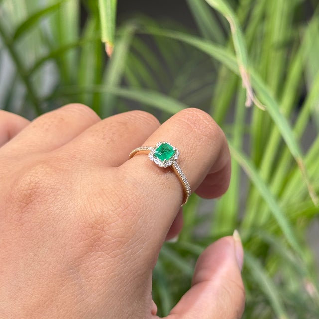 Contemporary 14k Yellow Gold Emerald Diamond Modern Proposal Ring in 14k Yellow Gold Size 6 For Sale - Image 3 of 18