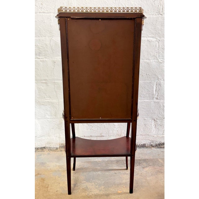 Early 20th Century Louis XV Style Gilt Metal Mounted Mahogany Vitrine For Sale - Image 4 of 18