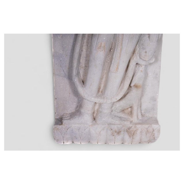 Hindu Sculpture of the God Vishnu in Marble For Sale - Image 5 of 6