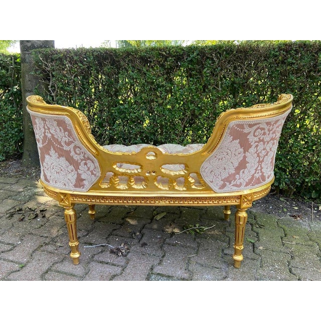 1970s French Louis XVI Gilt Beech Pink Damask Settee - 1Pc For Sale - Image 10 of 17