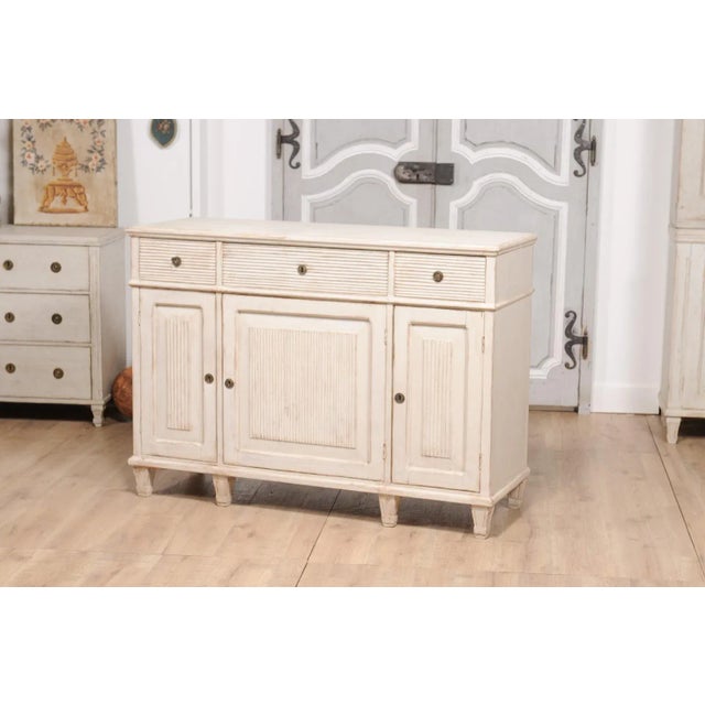 1850s Swedish Painted Sideboard From Dalarna with Carved Reeded Motifs For Sale - Image 4 of 12