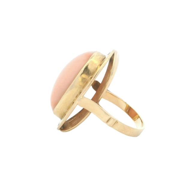 Contemporary Vintage Italian 14K Gold Angel Skin Coral Cabochon Ring, Size 5.75 For Sale - Image 3 of 9