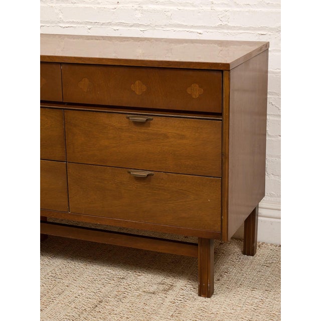 Vintage Basset Mid-Century Modern Walnut Nine-Drawer Dresser With Inlay For Sale - Image 9 of 12