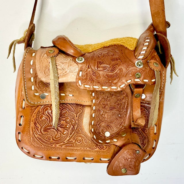 1980s Vintage Southwestern Americana Tooled Leather Trompe I’Oeil Saddle Shoulder Handbag. For Sale - Image 10 of 16