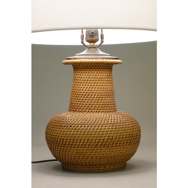 Modern 1960s Sublime Atomic Modern Rattan Wicker Basket Weave Chimney Brass Table Lamp For Sale - Image 3 of 9