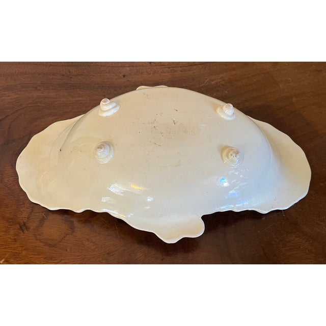 Antique 18th Century Wedgwood Shell Shape Puce Creamware Serving Dish Decorated With Feather Edge and Classical Ruins For Sale - Image 11 of 14