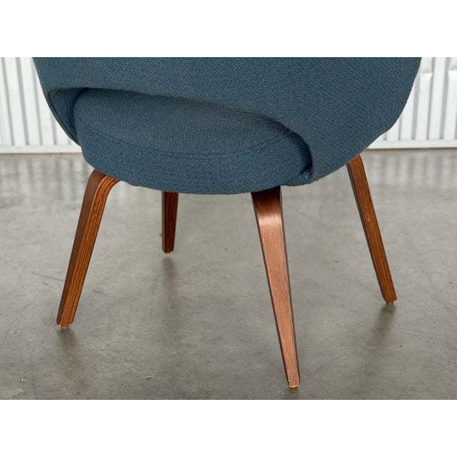 1950s 1950s Eero Saarinen for Knoll Executive Armchair With Wood Legs - All Original - Blue For Sale - Image 5 of 9