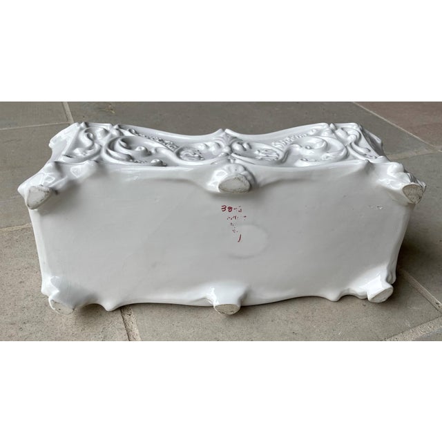 1980s Circa 1980 Neoclassical Mottahedah-Style Terraglia Bianca (Creamware) “Flower Box" Cachepot or Jardinière, Italy For Sale - Image 5 of 18