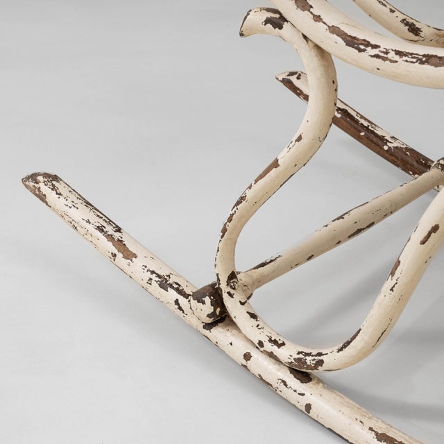 This 1920s Austrian Thonet-style bentwood rocking chair embodies the graceful curvature and lightness associated with...
