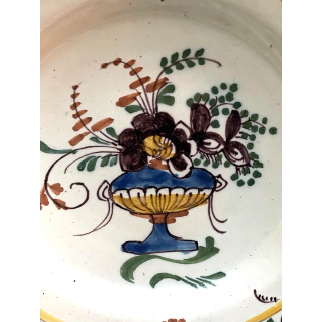 This plate is bold and beautiful with a depiction of large bouquet of flowers.