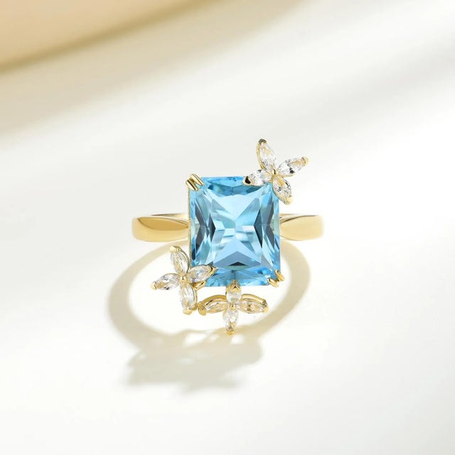 Contemporary Kai Blue Topaz Sapphire Butterfly Cocktail Ring in 14k Yellow Gold Ring, size 6.5 For Sale - Image 3 of 5