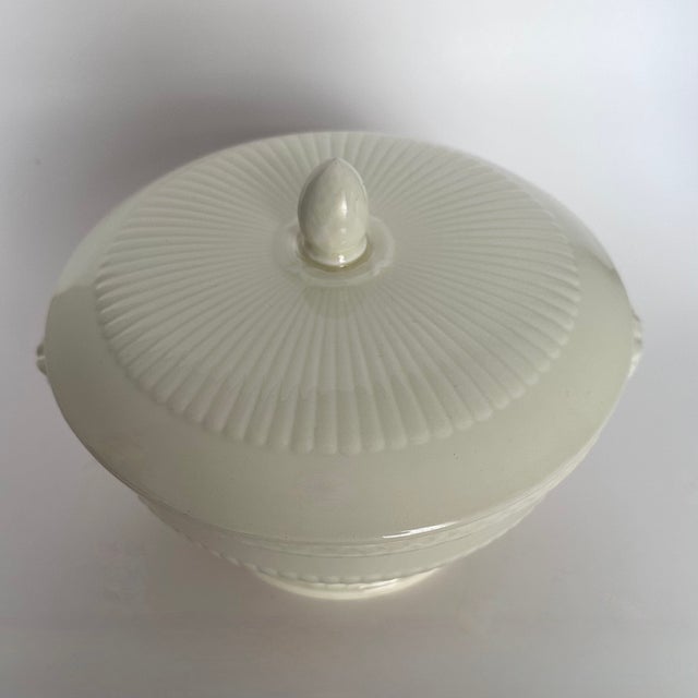 Wedgwood Georgian-inspired creamware lidded tureen from Etruria & Barlaston, for the US market. The bowl and lid have...