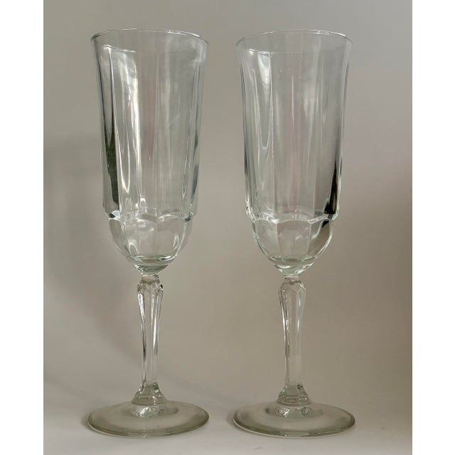 Vintage Arcoroc Fluted Champagne Glasses – Arcade Bengale Pattern - Set of 2 For Sale In Miami - Image 6 of 9