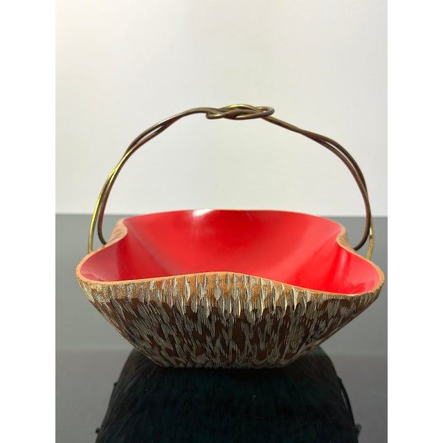 1950s basket centerpiece. This object is not a simple furnishing accessory, but a true sculpture that testifies to the...
