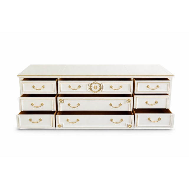 Baker Furniture Company 1960s Baker Hollywood Regency Lacquered Dresser in Sweet Coffee With Gold Leaf – 9 Drawer Statement Piece For Sale - Image 4 of 15