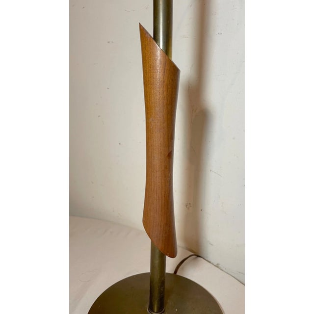 Vintage Mid Century Modern Hand Carved Wood Brass Electric Table Lamp Light For Sale - Image 4 of 12