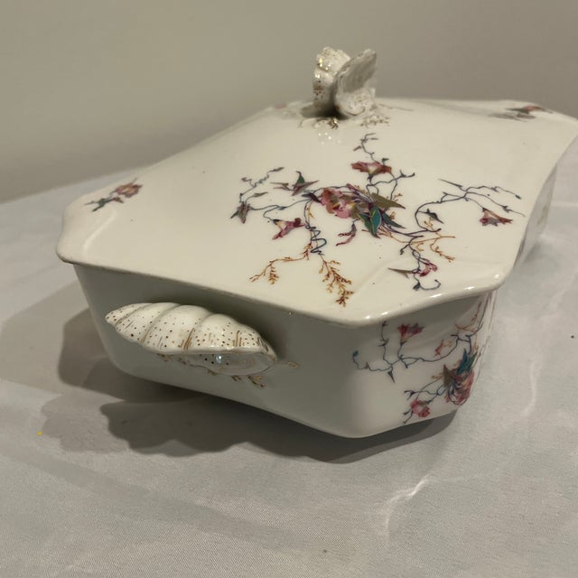 Covered casserole serving dish. This is Haviland pattern H1252. It is a beautiful free form floral pattern in pinks and...