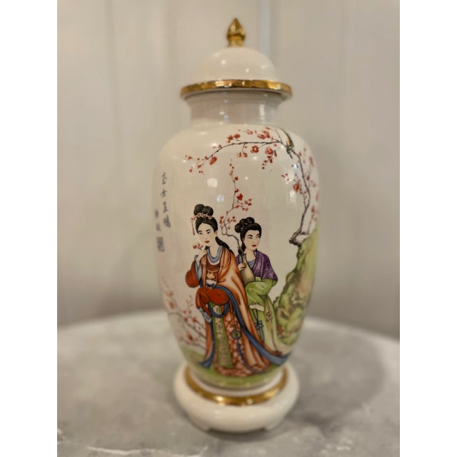 Pair of Vintage Mid Century Chinoiserie Japanese Geisha Floral Gold Ginger Jar Vase Famille Rose Style For Sale - Image 4 of 8