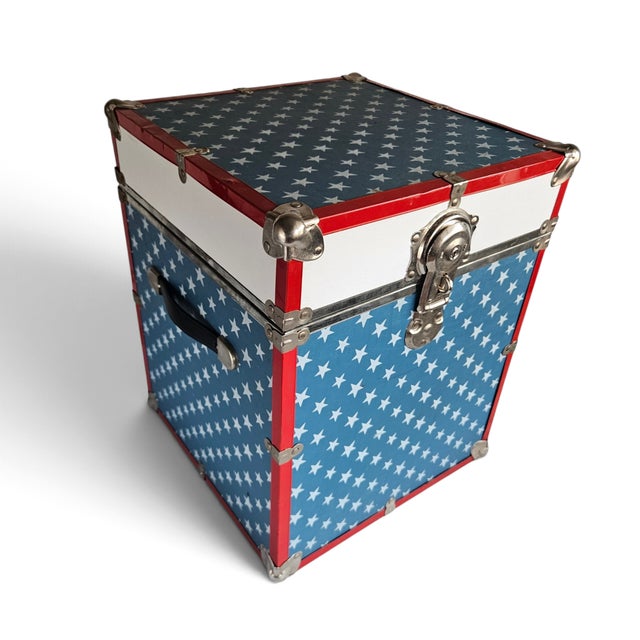 Vintage American Flag Patriotic Steamer Trunk W/ Working Key For Sale - Image 4 of 18