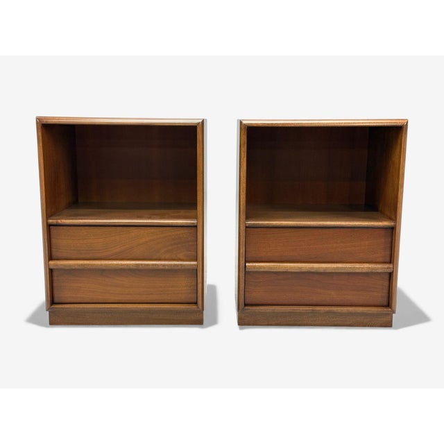 T.H. Robsjohn-Gibbings, Widdicomb, Mid-Century Modern, Open Nightstands, Walnut, USA, 1960s A fully refinished pair of...