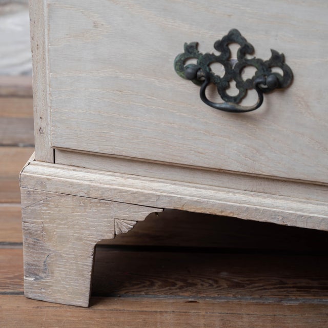 Georgian Oak Chest With Brushing Slide, c.1740 For Sale - Image 4 of 18