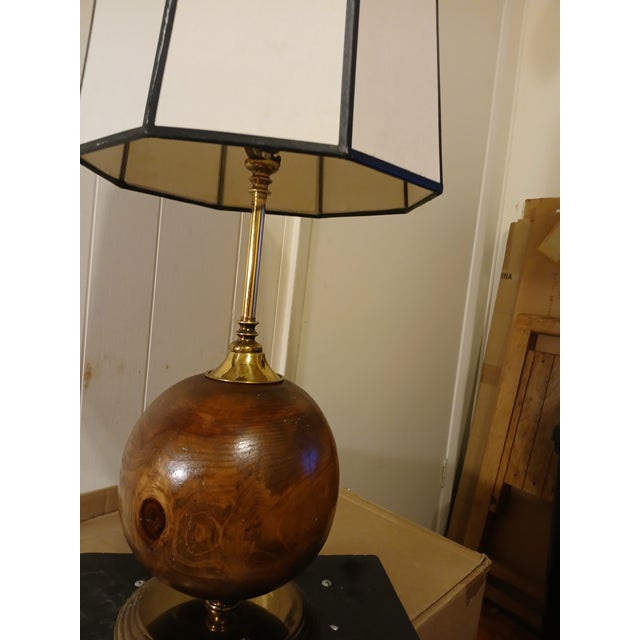 Brown 1980s Cedar Burl and Brass Table Lamp For Sale - Image 8 of 10