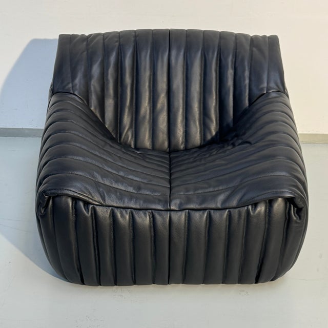 This Sandra lounge chair was designed by Annie Hiéronimus shortly after she joined the Roset Bureau d’Études in 1976. An...
