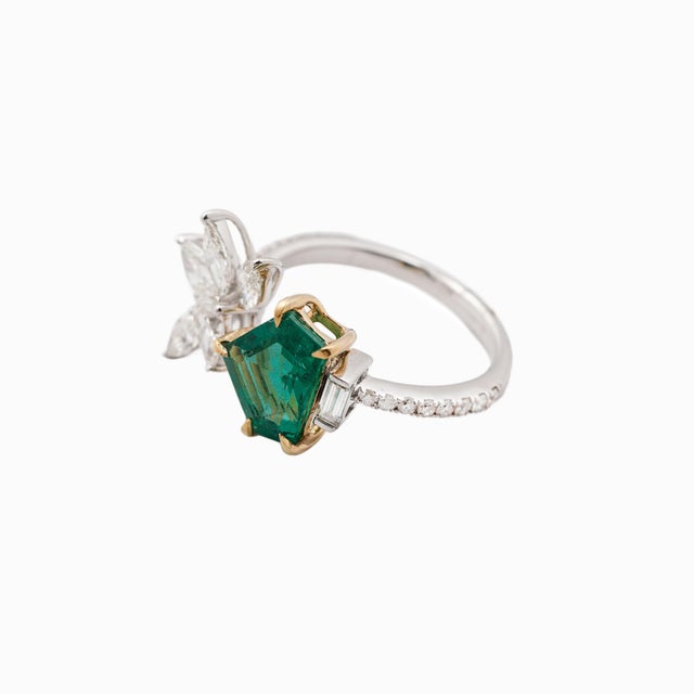 Contemporary Natural Zambian Emerald 1.80cts & diamond 1.26cts Ring in 18k Gold For Sale - Image 3 of 18